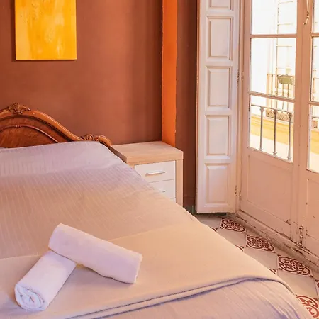 Private Rooms In Historic Building On The Square Málaga Buitenkant foto